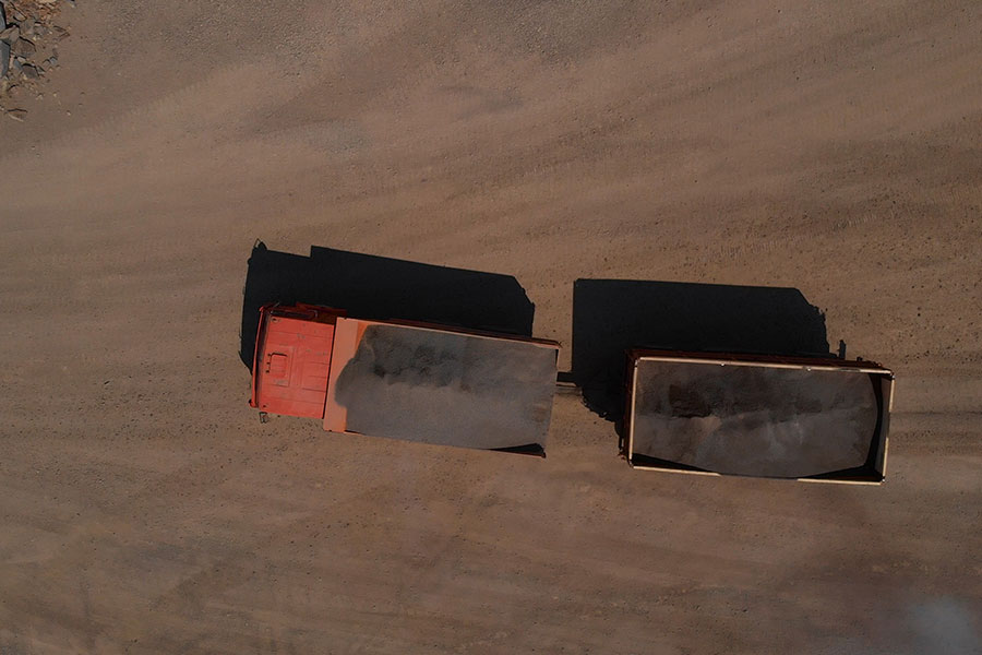 camionetas listas para trabajo en campamentos mineros